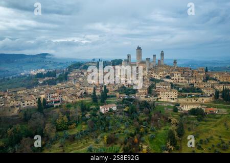 Ein fesselnder Blick aus der Vogelperspektive auf San Gimignano, die historische Stadt auf einem Hügel in der Toskana, die für ihre mittelalterlichen Türme, Steinbauten und malerischen Landschaften berühmt ist Stockfoto