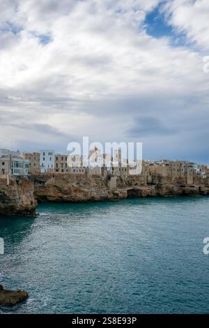 Atemberaubender Blick auf die Küste von Polignano a Mare mit seinen historischen Steinen und weiß getünchten Gebäuden auf Klippen mit Blick auf die Adria unter einem PA Stockfoto