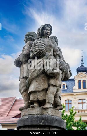 Skulptur von Menschen auf dem Brunnen auf dem alten Marktplatz, Cottbus, Deutschland Stockfoto