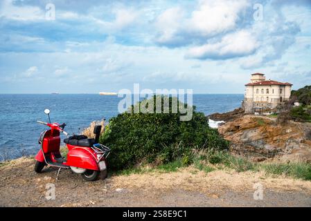 Vespa-Roller über den Sandsteinfelsen von Romito während der Wintersaison. Livorno, Toskana, Italien, Europa Stockfoto