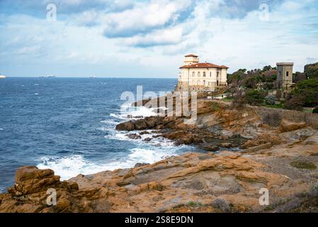 Schloss Boccale und Sandsteinfelsen von Romito während der Wintersaison. Livorno, Toskana, Italien, Europa Stockfoto
