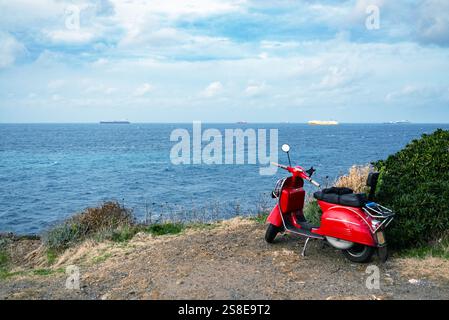 Vespa-Roller über den Sandsteinfelsen von Romito während der Wintersaison. Livorno, Toskana, Italien, Europa Stockfoto