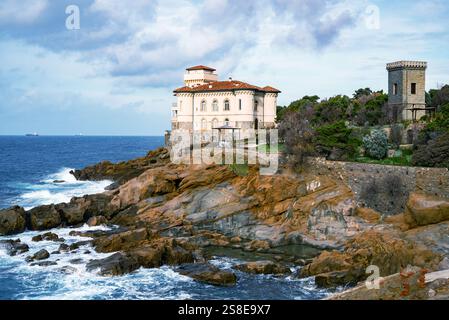 Schloss Boccale und Sandsteinfelsen von Romito während der Wintersaison. Livorno, Toskana, Italien, Europa Stockfoto
