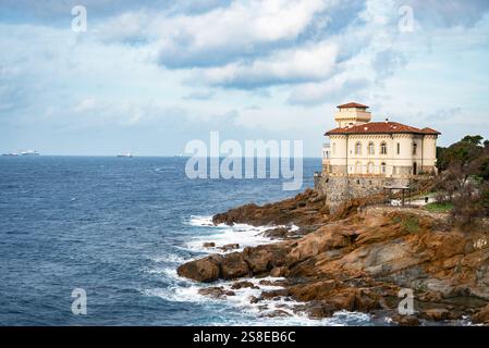 Schloss Boccale und Sandsteinfelsen von Romito während der Wintersaison. Livorno, Toskana, Italien, Europa Stockfoto
