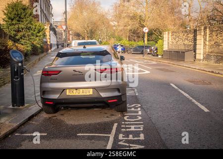 LONDON – 7. JANUAR 2025: Jaguar I-Pace Elektroauto auf Wohnstraßen aufgeladen Stockfoto