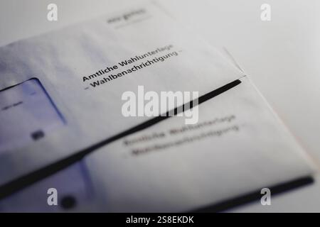 Wahlbenachrichtigung für die Bundestagswahl, aufgenommen in Berlin, 22.01.2025. Berlin Deutschland *** Wahlkarte zur Bundestagswahl, aufgezeichnet in Berlin, 22 01 2025 Berlin Deutschland Copyright: XFlorianxGaertnerx Stockfoto