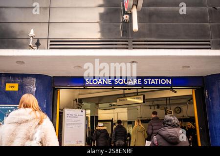 LONDON, 14. JANUAR 2025: Außenfassade der U-Bahn-Station Sloane Square, District und Circle Line Station im gehobenen Viertel Chelsea und Kensington Stockfoto