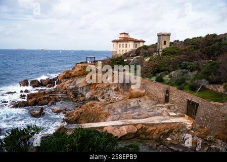 Schloss Boccale und Sandsteinfelsen von Romito während der Wintersaison. Livorno, Toskana, Italien, Europa Stockfoto