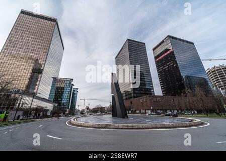 Esplanade der Avenue Simon Bolivar laan, im Geschäftsviertel Brüssel Nord. Im Hintergrund vor allem Regierungsgebäude und Engie Stockfoto