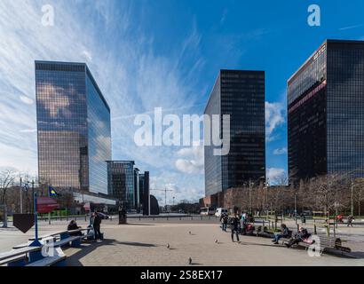 Esplanade der Avenue Simon Bolivar laan, im Geschäftsviertel Brüssel Nord. Im Hintergrund vor allem Regierungsgebäude und Engie Stockfoto