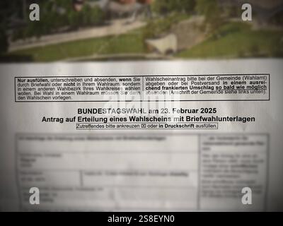 Hier im Bild das offizielle Anschreiben in Bayern, amtliche Wahlbenachrichtigung zur Bundestagswahl, Antrag auf Erteilung eines Wahlscheins mit Briefwahlunterlagen, Briefwahl, bestellen, zuschicken lassen, Wahltag, 23.02.2025, hier mit leichter Vignette *** hier im Bild das offizielle Anschreiben in Bayern, amtliche Wahlmitteilung zur Bundestagswahl, Antrag auf Wahlkarte mit Briefwahlunterlagen, Briefwahl, Auftrag, Absenden lassen, Wahltag, 23 02 2025, hier mit einer leichten Vignette Stockfoto