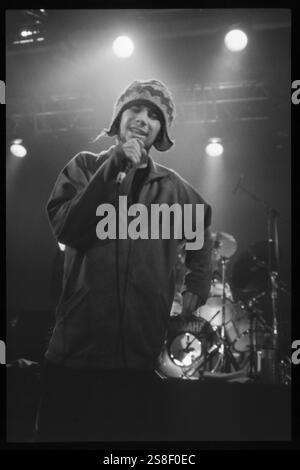 JAMIROQUAI, YOUNG, KONZERT, 1994: Ein junger Jamiroqaui, der am 24. Oktober 1994 in der Great Hall der Cardiff University in Cardiff, Wales spielt. Foto: Rob Watkins. INFO: Jamiroquai, geleitet von Jay Kay, ist eine britische Funk- und Acid-Jazz-Band, die 1992 gegründet wurde. Bekannt für Hits wie „Virtual Insanity“, kombiniert ihr ansteckender Sound gefühlvolle Vocals mit Funk-Grooves und etabliert sie zu einer prominenten und einflussreichen Kraft in der globalen Musikszene. Stockfoto