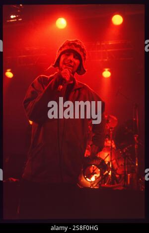 JAMIROQUAI, YOUNG, KONZERT, 1994: Ein junger Jamiroqaui, der am 24. Oktober 1994 in der Great Hall der Cardiff University in Cardiff, Wales spielt. Foto: Rob Watkins. INFO: Jamiroquai, geleitet von Jay Kay, ist eine britische Funk- und Acid-Jazz-Band, die 1992 gegründet wurde. Bekannt für Hits wie „Virtual Insanity“, kombiniert ihr ansteckender Sound gefühlvolle Vocals mit Funk-Grooves und etabliert sie zu einer prominenten und einflussreichen Kraft in der globalen Musikszene. Stockfoto