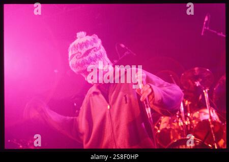 JAMIROQUAI, YOUNG, KONZERT, 1994: Ein junger Jamiroqaui, der am 24. Oktober 1994 in der Great Hall der Cardiff University in Cardiff, Wales spielt. Foto: Rob Watkins. INFO: Jamiroquai, geleitet von Jay Kay, ist eine britische Funk- und Acid-Jazz-Band, die 1992 gegründet wurde. Bekannt für Hits wie „Virtual Insanity“, kombiniert ihr ansteckender Sound gefühlvolle Vocals mit Funk-Grooves und etabliert sie zu einer prominenten und einflussreichen Kraft in der globalen Musikszene. Stockfoto