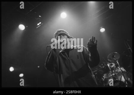 JAMIROQUAI, YOUNG, KONZERT, 1994: Ein junger Jamiroqaui, der am 24. Oktober 1994 in der Great Hall der Cardiff University in Cardiff, Wales spielt. Foto: Rob Watkins. INFO: Jamiroquai, geleitet von Jay Kay, ist eine britische Funk- und Acid-Jazz-Band, die 1992 gegründet wurde. Bekannt für Hits wie „Virtual Insanity“, kombiniert ihr ansteckender Sound gefühlvolle Vocals mit Funk-Grooves und etabliert sie zu einer prominenten und einflussreichen Kraft in der globalen Musikszene. Stockfoto
