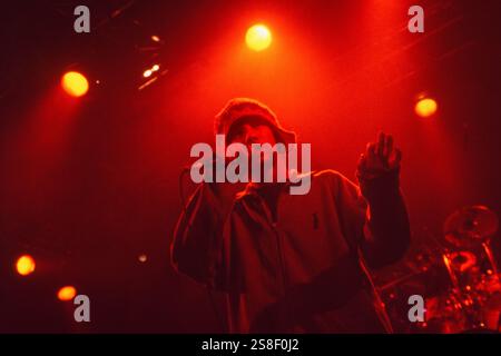 JAMIROQUAI, YOUNG, KONZERT, 1994: Ein junger Jamiroqaui, der am 24. Oktober 1994 in der Great Hall der Cardiff University in Cardiff, Wales spielt. Foto: Rob Watkins. INFO: Jamiroquai, geleitet von Jay Kay, ist eine britische Funk- und Acid-Jazz-Band, die 1992 gegründet wurde. Bekannt für Hits wie „Virtual Insanity“, kombiniert ihr ansteckender Sound gefühlvolle Vocals mit Funk-Grooves und etabliert sie zu einer prominenten und einflussreichen Kraft in der globalen Musikszene. Stockfoto