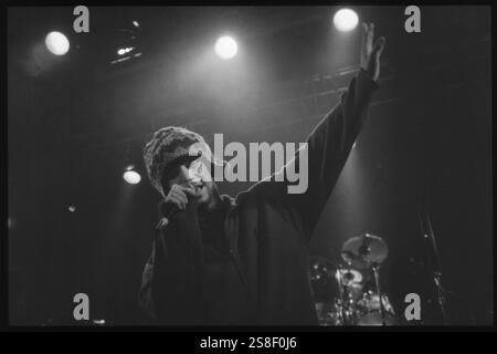 JAMIROQUAI, YOUNG, KONZERT, 1994: Ein junger Jamiroqaui, der am 24. Oktober 1994 in der Great Hall der Cardiff University in Cardiff, Wales spielt. Foto: Rob Watkins. INFO: Jamiroquai, geleitet von Jay Kay, ist eine britische Funk- und Acid-Jazz-Band, die 1992 gegründet wurde. Bekannt für Hits wie „Virtual Insanity“, kombiniert ihr ansteckender Sound gefühlvolle Vocals mit Funk-Grooves und etabliert sie zu einer prominenten und einflussreichen Kraft in der globalen Musikszene. Stockfoto