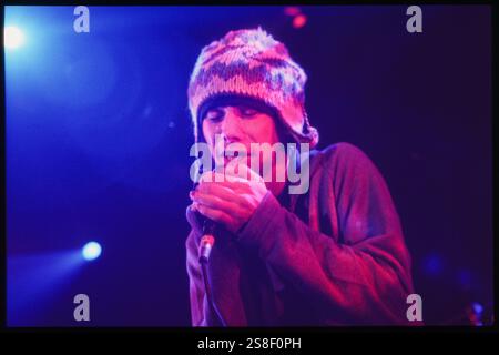 JAMIROQUAI, YOUNG, KONZERT, 1994: Ein junger Jamiroqaui, der am 24. Oktober 1994 in der Great Hall der Cardiff University in Cardiff, Wales spielt. Foto: Rob Watkins. INFO: Jamiroquai, geleitet von Jay Kay, ist eine britische Funk- und Acid-Jazz-Band, die 1992 gegründet wurde. Bekannt für Hits wie „Virtual Insanity“, kombiniert ihr ansteckender Sound gefühlvolle Vocals mit Funk-Grooves und etabliert sie zu einer prominenten und einflussreichen Kraft in der globalen Musikszene. Stockfoto