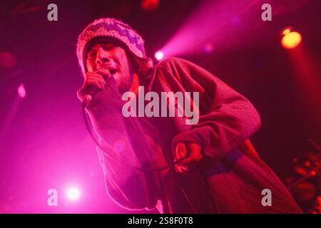 JAMIROQUAI, YOUNG, KONZERT, 1994: Ein junger Jamiroqaui, der am 24. Oktober 1994 in der Great Hall der Cardiff University in Cardiff, Wales spielt. Foto: Rob Watkins. INFO: Jamiroquai, geleitet von Jay Kay, ist eine britische Funk- und Acid-Jazz-Band, die 1992 gegründet wurde. Bekannt für Hits wie „Virtual Insanity“, kombiniert ihr ansteckender Sound gefühlvolle Vocals mit Funk-Grooves und etabliert sie zu einer prominenten und einflussreichen Kraft in der globalen Musikszene. Stockfoto