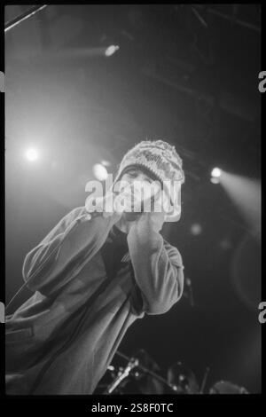 JAMIROQUAI, YOUNG, KONZERT, 1994: Ein junger Jamiroqaui, der am 24. Oktober 1994 in der Great Hall der Cardiff University in Cardiff, Wales spielt. Foto: Rob Watkins. INFO: Jamiroquai, geleitet von Jay Kay, ist eine britische Funk- und Acid-Jazz-Band, die 1992 gegründet wurde. Bekannt für Hits wie „Virtual Insanity“, kombiniert ihr ansteckender Sound gefühlvolle Vocals mit Funk-Grooves und etabliert sie zu einer prominenten und einflussreichen Kraft in der globalen Musikszene. Stockfoto