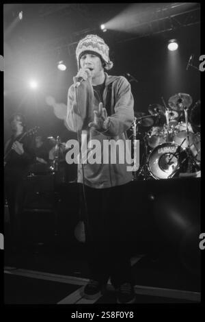 JAMIROQUAI, YOUNG, KONZERT, 1994: Ein junger Jamiroqaui, der am 24. Oktober 1994 in der Great Hall der Cardiff University in Cardiff, Wales spielt. Foto: Rob Watkins. INFO: Jamiroquai, geleitet von Jay Kay, ist eine britische Funk- und Acid-Jazz-Band, die 1992 gegründet wurde. Bekannt für Hits wie „Virtual Insanity“, kombiniert ihr ansteckender Sound gefühlvolle Vocals mit Funk-Grooves und etabliert sie zu einer prominenten und einflussreichen Kraft in der globalen Musikszene. Stockfoto