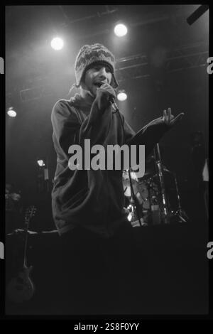 JAMIROQUAI, YOUNG, KONZERT, 1994: Ein junger Jamiroqaui, der am 24. Oktober 1994 in der Great Hall der Cardiff University in Cardiff, Wales spielt. Foto: Rob Watkins. INFO: Jamiroquai, geleitet von Jay Kay, ist eine britische Funk- und Acid-Jazz-Band, die 1992 gegründet wurde. Bekannt für Hits wie „Virtual Insanity“, kombiniert ihr ansteckender Sound gefühlvolle Vocals mit Funk-Grooves und etabliert sie zu einer prominenten und einflussreichen Kraft in der globalen Musikszene. Stockfoto