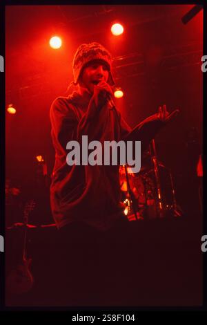 JAMIROQUAI, YOUNG, KONZERT, 1994: Ein junger Jamiroqaui, der am 24. Oktober 1994 in der Great Hall der Cardiff University in Cardiff, Wales spielt. Foto: Rob Watkins. INFO: Jamiroquai, geleitet von Jay Kay, ist eine britische Funk- und Acid-Jazz-Band, die 1992 gegründet wurde. Bekannt für Hits wie „Virtual Insanity“, kombiniert ihr ansteckender Sound gefühlvolle Vocals mit Funk-Grooves und etabliert sie zu einer prominenten und einflussreichen Kraft in der globalen Musikszene. Stockfoto