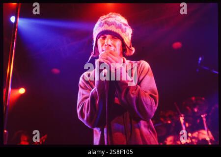 JAMIROQUAI, YOUNG, KONZERT, 1994: Ein junger Jamiroqaui, der am 24. Oktober 1994 in der Great Hall der Cardiff University in Cardiff, Wales spielt. Foto: Rob Watkins. INFO: Jamiroquai, geleitet von Jay Kay, ist eine britische Funk- und Acid-Jazz-Band, die 1992 gegründet wurde. Bekannt für Hits wie „Virtual Insanity“, kombiniert ihr ansteckender Sound gefühlvolle Vocals mit Funk-Grooves und etabliert sie zu einer prominenten und einflussreichen Kraft in der globalen Musikszene. Stockfoto