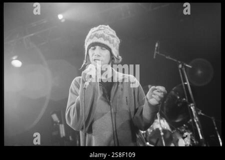 JAMIROQUAI, YOUNG, KONZERT, 1994: Ein junger Jamiroqaui, der am 24. Oktober 1994 in der Great Hall der Cardiff University in Cardiff, Wales spielt. Foto: Rob Watkins. INFO: Jamiroquai, geleitet von Jay Kay, ist eine britische Funk- und Acid-Jazz-Band, die 1992 gegründet wurde. Bekannt für Hits wie „Virtual Insanity“, kombiniert ihr ansteckender Sound gefühlvolle Vocals mit Funk-Grooves und etabliert sie zu einer prominenten und einflussreichen Kraft in der globalen Musikszene. Stockfoto