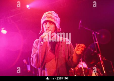 JAMIROQUAI, YOUNG, KONZERT, 1994: Ein junger Jamiroqaui, der am 24. Oktober 1994 in der Great Hall der Cardiff University in Cardiff, Wales spielt. Foto: Rob Watkins. INFO: Jamiroquai, geleitet von Jay Kay, ist eine britische Funk- und Acid-Jazz-Band, die 1992 gegründet wurde. Bekannt für Hits wie „Virtual Insanity“, kombiniert ihr ansteckender Sound gefühlvolle Vocals mit Funk-Grooves und etabliert sie zu einer prominenten und einflussreichen Kraft in der globalen Musikszene. Stockfoto
