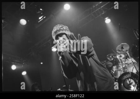 JAMIROQUAI, YOUNG, KONZERT, 1994: Ein junger Jamiroqaui, der am 24. Oktober 1994 in der Great Hall der Cardiff University in Cardiff, Wales spielt. Foto: Rob Watkins. INFO: Jamiroquai, geleitet von Jay Kay, ist eine britische Funk- und Acid-Jazz-Band, die 1992 gegründet wurde. Bekannt für Hits wie „Virtual Insanity“, kombiniert ihr ansteckender Sound gefühlvolle Vocals mit Funk-Grooves und etabliert sie zu einer prominenten und einflussreichen Kraft in der globalen Musikszene. Stockfoto