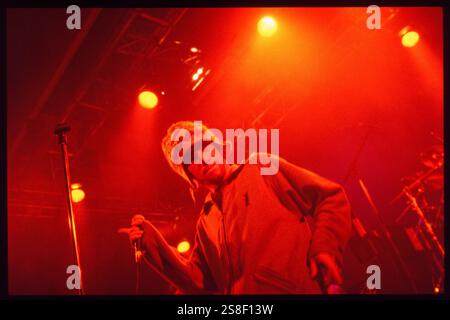 JAMIROQUAI, YOUNG, KONZERT, 1994: Ein junger Jamiroqaui, der am 24. Oktober 1994 in der Great Hall der Cardiff University in Cardiff, Wales spielt. Foto: Rob Watkins. INFO: Jamiroquai, geleitet von Jay Kay, ist eine britische Funk- und Acid-Jazz-Band, die 1992 gegründet wurde. Bekannt für Hits wie „Virtual Insanity“, kombiniert ihr ansteckender Sound gefühlvolle Vocals mit Funk-Grooves und etabliert sie zu einer prominenten und einflussreichen Kraft in der globalen Musikszene. Stockfoto