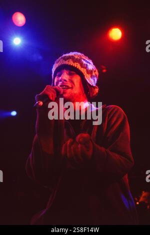 JAMIROQUAI, YOUNG, KONZERT, 1994: Ein junger Jamiroqaui, der am 24. Oktober 1994 in der Great Hall der Cardiff University in Cardiff, Wales spielt. Foto: Rob Watkins. INFO: Jamiroquai, geleitet von Jay Kay, ist eine britische Funk- und Acid-Jazz-Band, die 1992 gegründet wurde. Bekannt für Hits wie „Virtual Insanity“, kombiniert ihr ansteckender Sound gefühlvolle Vocals mit Funk-Grooves und etabliert sie zu einer prominenten und einflussreichen Kraft in der globalen Musikszene. Stockfoto