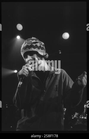 JAMIROQUAI, YOUNG, KONZERT, 1994: Ein junger Jamiroqaui, der am 24. Oktober 1994 in der Great Hall der Cardiff University in Cardiff, Wales spielt. Foto: Rob Watkins. INFO: Jamiroquai, geleitet von Jay Kay, ist eine britische Funk- und Acid-Jazz-Band, die 1992 gegründet wurde. Bekannt für Hits wie „Virtual Insanity“, kombiniert ihr ansteckender Sound gefühlvolle Vocals mit Funk-Grooves und etabliert sie zu einer prominenten und einflussreichen Kraft in der globalen Musikszene. Stockfoto