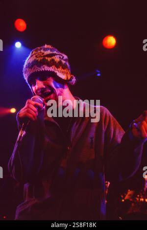 JAMIROQUAI, YOUNG, KONZERT, 1994: Ein junger Jamiroqaui, der am 24. Oktober 1994 in der Great Hall der Cardiff University in Cardiff, Wales spielt. Foto: Rob Watkins. INFO: Jamiroquai, geleitet von Jay Kay, ist eine britische Funk- und Acid-Jazz-Band, die 1992 gegründet wurde. Bekannt für Hits wie „Virtual Insanity“, kombiniert ihr ansteckender Sound gefühlvolle Vocals mit Funk-Grooves und etabliert sie zu einer prominenten und einflussreichen Kraft in der globalen Musikszene. Stockfoto