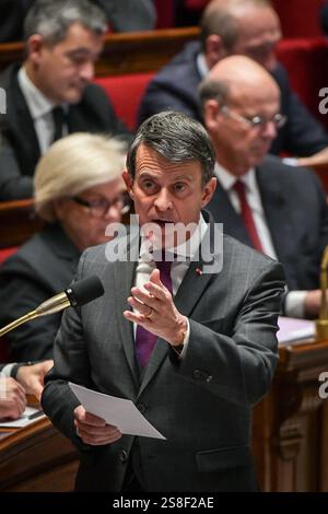 Paris, Frankreich. Januar 2025. Der französische Minister für Übersee Manuel Valls spricht während einer Sitzung mit Fragen an die Regierung in der Nationalversammlung in Paris am 22. Januar 2025. Foto: Firas Abdullah/ABACAPRESS. COM Credit: Abaca Press/Alamy Live News Stockfoto