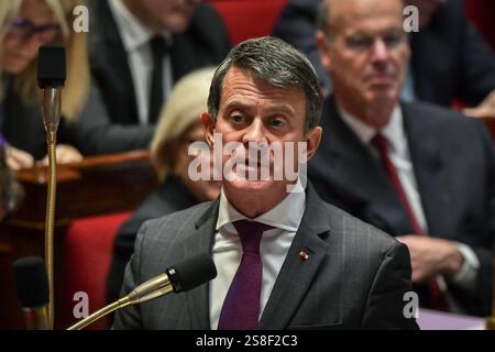 Paris, Frankreich. Januar 2025. Der französische Minister für Übersee Manuel Valls spricht während einer Sitzung mit Fragen an die Regierung in der Nationalversammlung in Paris am 22. Januar 2025. Foto: Firas Abdullah/ABACAPRESS. COM Credit: Abaca Press/Alamy Live News Stockfoto