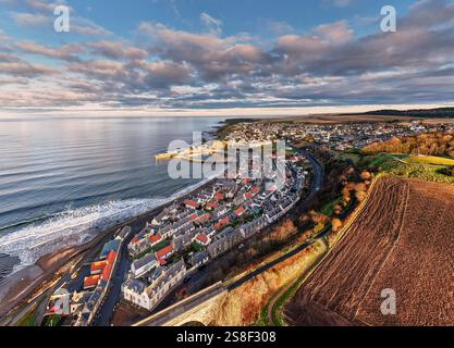 Cullen Moray Schottland die Bucht Seatown und rote Dächer Ackerland und Castle Hill Stockfoto