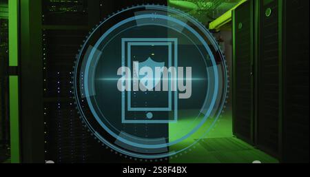 Abbildung: Schildsymbol und digitale Datenverarbeitung über Computerserver Stockfoto