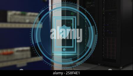 Abbildung: Schildsymbol und digitale Datenverarbeitung über Computerserver Stockfoto