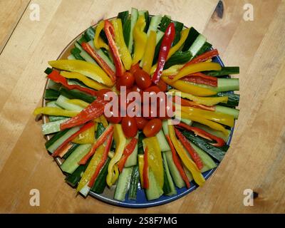Rote und grüne Paprika in Streifen geschnitten, perfekt für Salate, Garnierungen oder Pizza. Frisch, hochwertig und gesund, erhältlich in markt Stockfoto