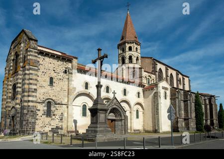 Stiftskirche Saint-Victor-et-Sainte-Couronne in Ennezat, Puy de Dome, Auvergne-Rhone-Alpes. Frankreich Stockfoto
