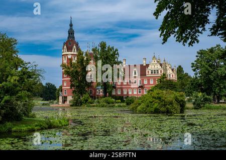 Das neue Schloss im Fürst-Pückler-Park , Muskauer Park, grenzüberschreitender deutsch-polnischer Landschaftspark in der Oberlausitz, UNESCO Welterbe Bad Muskau Sachsen Deutschland *** das neue Schloss im Fürst-Pückler-Park , Muskauer Park, grenzüberschreitender deutsch-polnischer Landschaftspark in der Oberlausitz, UNESCO-Weltkulturerbe Bad Muskau Sachsen Deutschland Stockfoto