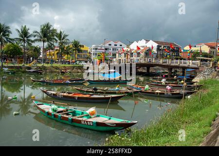 Touristenboote, die im verschlafenen Kanal des Flusses Thu Bon hoi an vietnam ankern, warten auf den Abend, wenn sie Touristen auf Kreuzfahrten mit Laternen nehmen Stockfoto