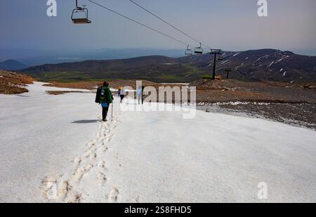 Eine Gruppe von Wanderern macht sich auf den Weg durch eine verschneite Landschaft und hinterlässt Spuren im weichen Schnee. Kopierbereich. Stockfoto