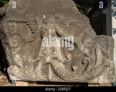 Didim, Aydin Türkei - 27. September 2024: Die Ruinen von Didymas Tempel des Apollo, beeindruckende Säulen und alte Steinmetze. Stockfoto