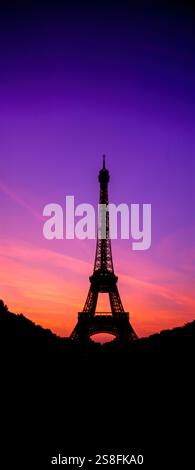 Blick auf den Eiffelturm bei Sonnenuntergang, Paris, Frankreich Stockfoto
