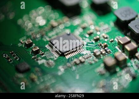 Eine detaillierte Nahaufnahme einer TV-Leiterplatte, die verschiedene elektronische Komponenten wie Mikrochips und Widerstände zeigt und die Komplexität und Komplexität unterstreicht Stockfoto
