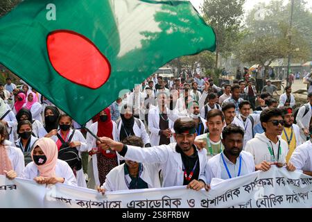 Dhaka, Bangladesch. Januar 2025. Studenten der Medical Assistant Training Schools (MATS) blockierten die Kreuzung Shahbagh in der Hauptstadt, um ihre vier-Punkte-Forderung zu realisieren, einschließlich der Rekrutierung für freie Stellen in der 10. Klasse und der Schaffung von Beschäftigungsmöglichkeiten, am 22. Januar 2025 in Dhaka, Bangladesch. Die verbleibenden drei Forderungen sind - die Abschaffung des Health Professionals Board und die Bildung eines neuen Boards namens Medical Education Board of Bangladesch, die Sicherstellung von Möglichkeiten für die Hochschulbildung in klinischen Fächern, die mit dem MATS Curriculum ausgerichtet sind, und die Umbenennung Medical Assistant Tra Stockfoto