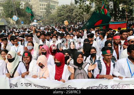 Dhaka, Bangladesch. Januar 2025. Studenten der Medical Assistant Training Schools (MATS) blockierten die Kreuzung Shahbagh in der Hauptstadt, um ihre vier-Punkte-Forderung zu realisieren, einschließlich der Rekrutierung für freie Stellen in der 10. Klasse und der Schaffung von Beschäftigungsmöglichkeiten, am 22. Januar 2025 in Dhaka, Bangladesch. Die verbleibenden drei Forderungen sind - die Abschaffung des Health Professionals Board und die Bildung eines neuen Boards namens Medical Education Board of Bangladesch, die Sicherstellung von Möglichkeiten für die Hochschulbildung in klinischen Fächern, die mit dem MATS Curriculum ausgerichtet sind, und die Umbenennung Medical Assistant Tra Stockfoto